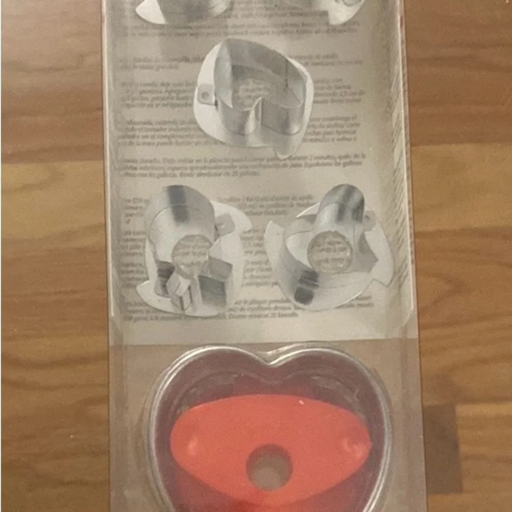 New Wilton Heart Linzer Cookie Cutter Set - Picture 2 of 4